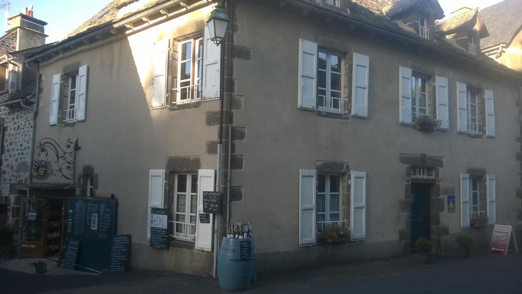 Chambre d'Hôtes La Maison de Barrouze Acomodação com café da manhã Salers Exterior foto