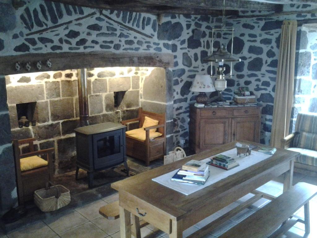 Chambre d'Hôtes La Maison de Barrouze Acomodação com café da manhã Salers Exterior foto