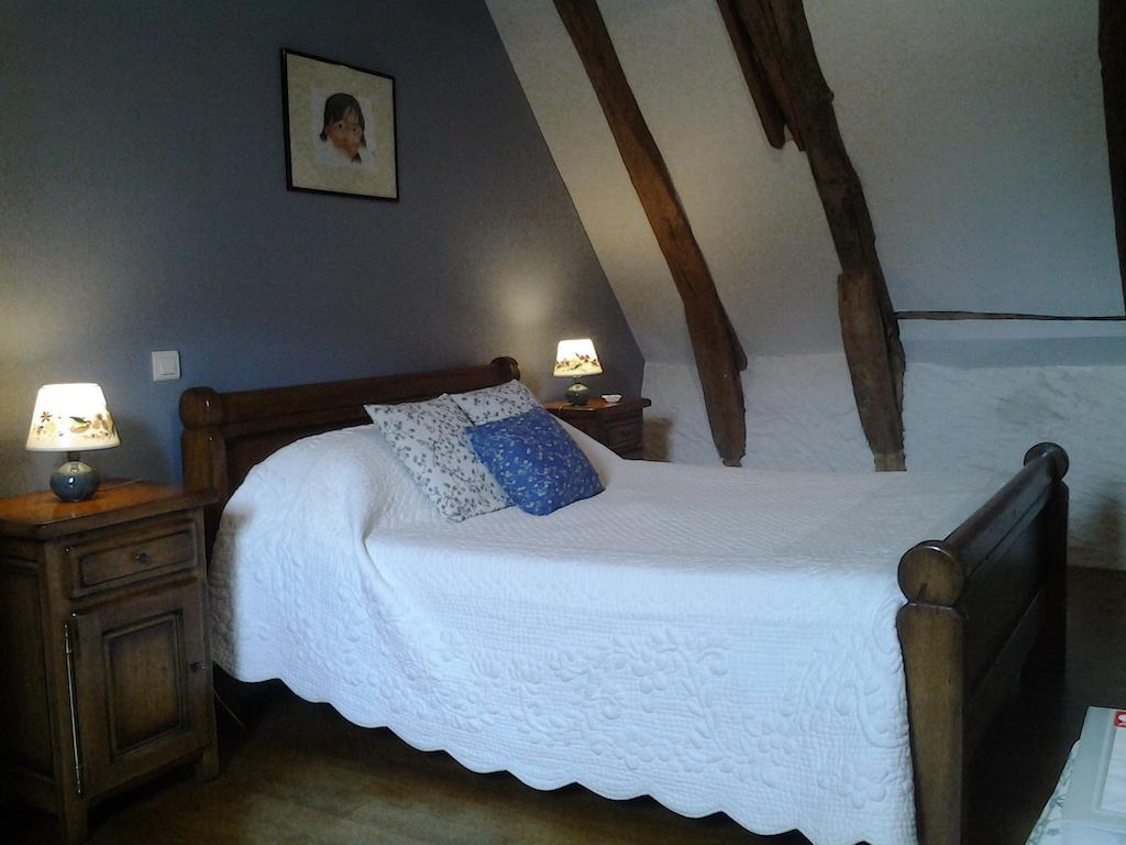 Chambre d'Hôtes La Maison de Barrouze Acomodação com café da manhã Salers Quarto foto